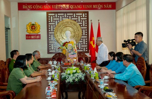 LĐLĐ tỉnh chúc tết Công an tỉnh