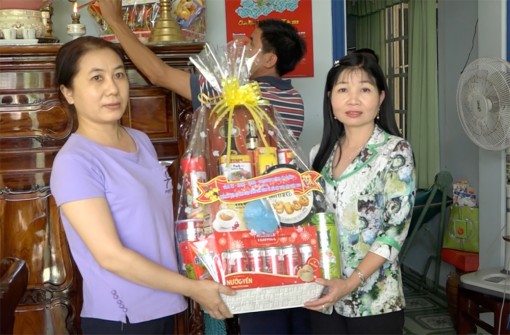 Chủ tịch UBMTTQ Việt Nam tỉnh thăm, tặng quà gia đình cán bộ tham gia cuộc Tổng tiến công Mậu Thân 1968
