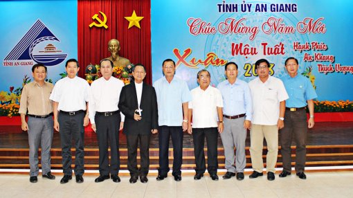 Phó Bí thư Thường trực Tỉnh ủy Võ Anh Kiệt tiếp Tòa Giám mục Giáo phận Long Xuyên chúc Tết