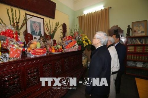 Tổng Bí thư Nguyễn Phú Trọng thắp hương tưởng nhớ Tổng Bí thư Lê Duẩn, Trường Chinh