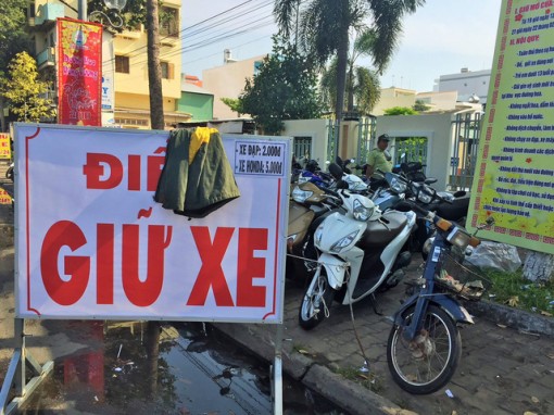 Tiền Giang: Lấy áo khoác trùm bảng giá giữ xe để thu quá giá
