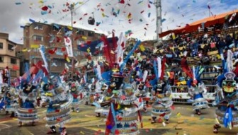 Bom tự chế làm rung chuyển lễ hội đường phố ở Bolivia