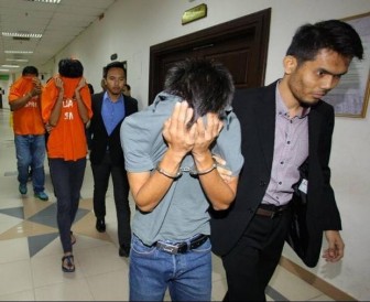 Hai cầu thủ Malaysia bán độ bị bắt vì… 'diễn quá vụng'