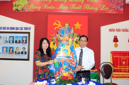Lãnh đạo TP. Long Xuyên và Lữ đoàn 962 chúc Tết Báo An Giang
