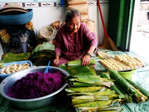 Về Cần Thơ thưởng thức món bánh tét ngũ sắc họ Huỳnh