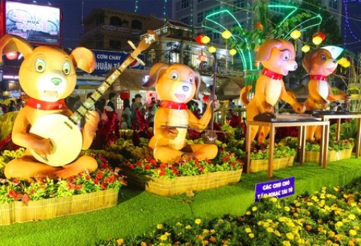 Các chú chó tấu nhạc tài tử "như thật" tại Đường hoa TP.Cần Thơ