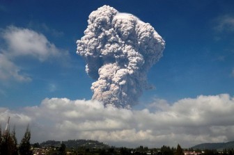 Indonesia: Núi lửa Sinabung phun trào, cột tro bụi cao tới 5km