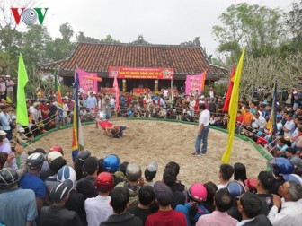 Tưng bừng hội vật truyền thống làng Thủ Lễ tại Thừa Thiên-Huế