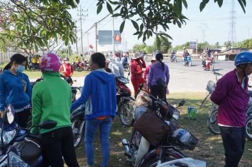 Công nhân đình công đòi áp dụng mức lương mới