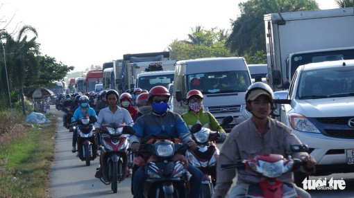 Tai nạn chồng tai nạn: Vĩnh Long kẹt cứng, Cần Thơ vật vã