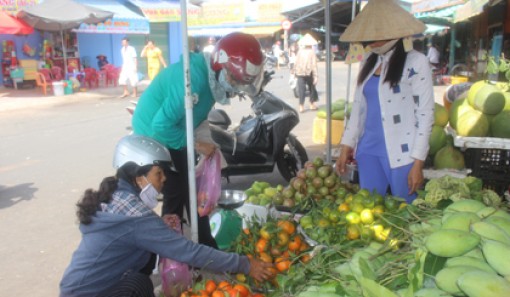 Rau, củ "hạ nhiệt", trái cây vẫn ở mức cao