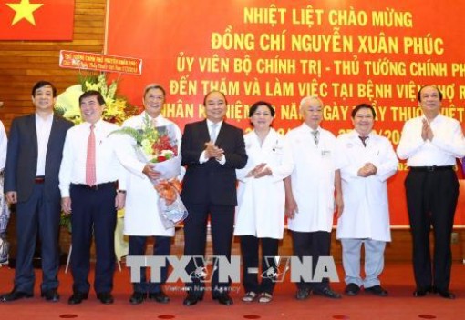 Thủ tướng thăm, chúc mừng cán bộ, nhân viên ngành Y tế nhân ngày 27-2