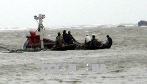 Cứu 11 ngư dân trên tàu cá Quảng Ngãi bị chìm