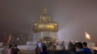 Người dân hành hương về đất Phật trong mưa rét