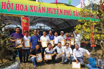 Phú Tân trao giải hội thi cây, kiểng