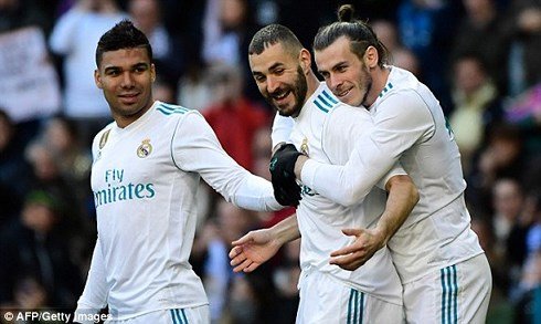Ronaldo nhường Benzema sút penalty, Real đè bẹp Alaves