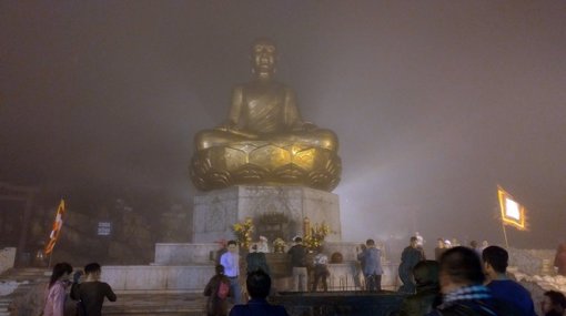 Người dân hành hương về đất Phật trong mưa rét