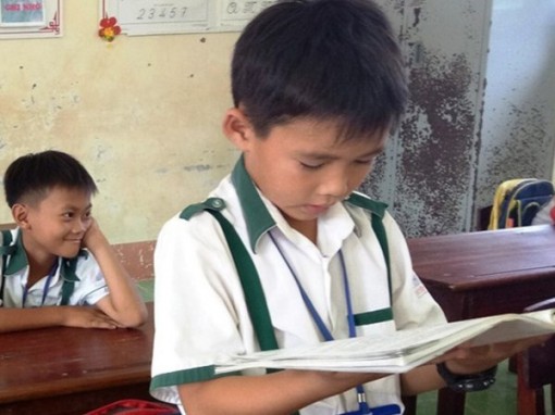 Cà Mau: Tặng bằng khen em học sinh lớp 3 trả lại 44 triệu đồng cho người mất