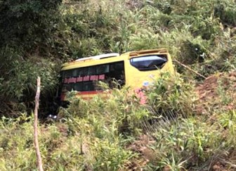Ôtô khách lao xuống vực ở đèo Lò Xo, 20 người bị nạn