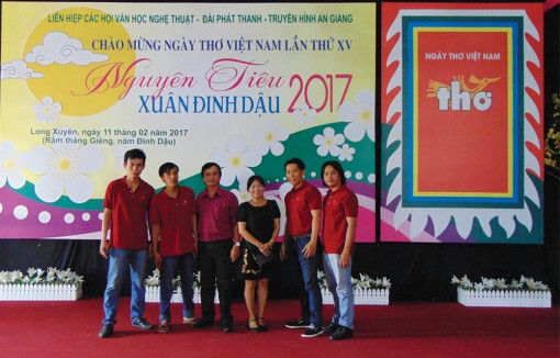 Tiếng thơ trong đêm trăng xuân