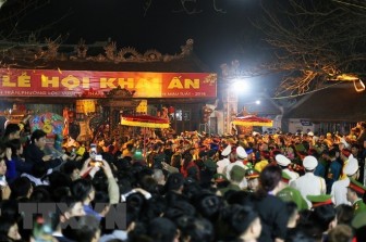 Hàng vạn người đổ về Nam Định dự lễ Khai ấn đền Trần trong đêm