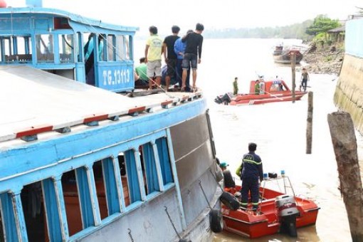 Một công nhân rơi xuống sông tử vong