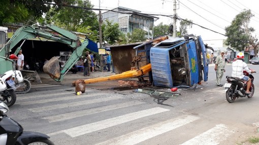 Đồng Tháp: Xe tải bị lật chắn giữa đường