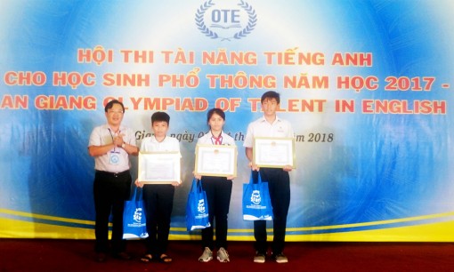 Trao thưởng thí sinh đạt giải tài năng tiếng Anh