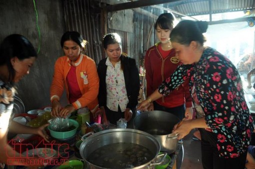 Độc đáo bánh canh bưng tô 'chờ' của người Khmer Nam bộ