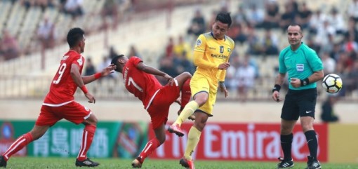 Chia điểm trên sân nhà, SLNA giữ vững ngôi đầu