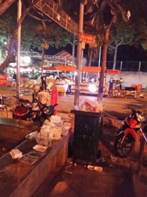 Rác thải... ở phố đi bộ