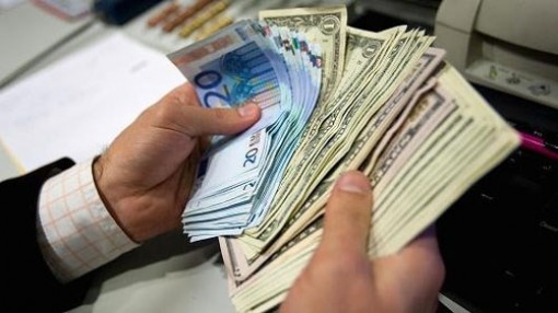 Tỷ giá ngoại tệ ngày 7-3: Ồ ạt bán tháo, USD tụt sâu