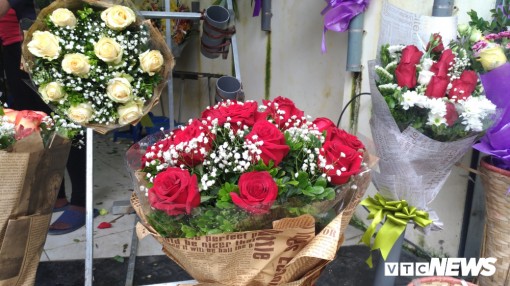 Thị trường quà tặng ngày 8-3: Giá hoa hồng tăng 'chóng mặt'