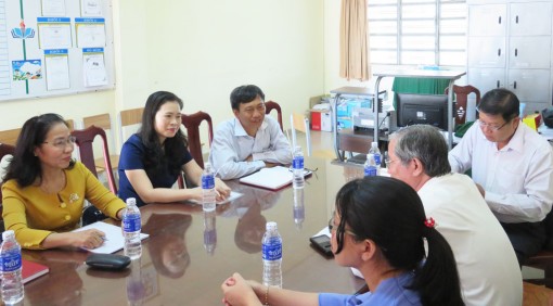 Thăm giáo viên quỳ xin lỗi phụ huynh