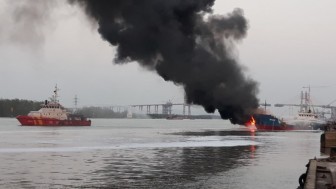 Tàu hàng bốc cháy dữ dội khi vào cảng lấy xăng