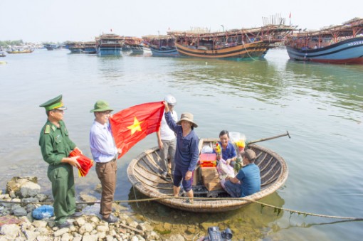 Cờ Tổ quốc ngày mở biển