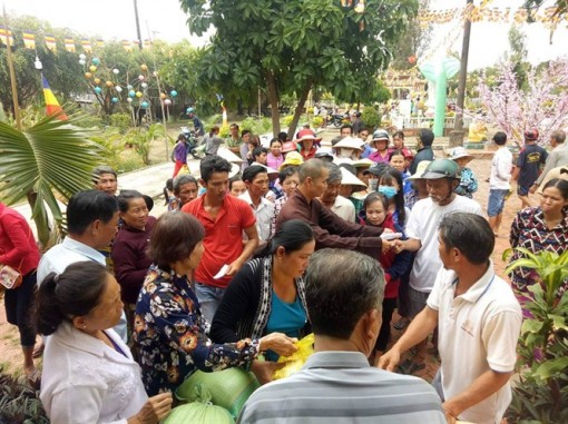 Thả 500kg cá trê phi về sông Tiền