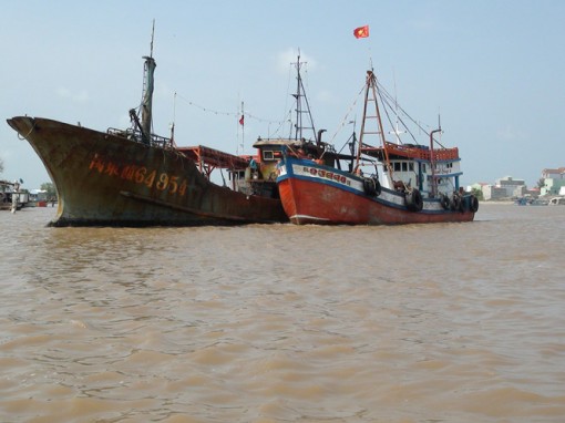 Trục vớt tàu nước ngoài bị chìm trên biển Bạc Liêu