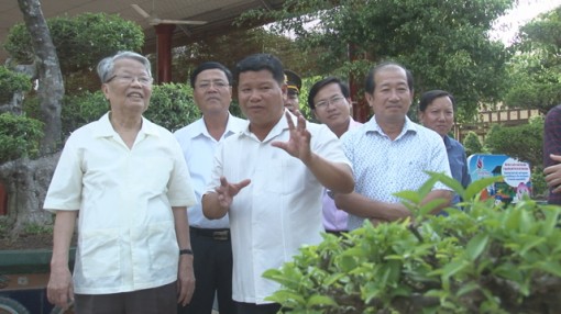 Nguyên Chủ tịch nước Trần Đức Lương thăm làng hoa Sa Đéc