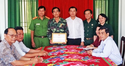 Long An: Đi thăm mẹ bệnh, "hiệp sĩ" sử dụng đòn đánh, bắt kẻ đâm chết người