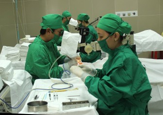 Phẫu thuật mắt miễn phí cho 45 bệnh nhân nghèo