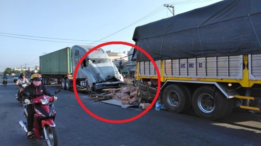 Tiền Giang: Xe đầu kéo húc đuôi ô tô tải, 2 người bị thương