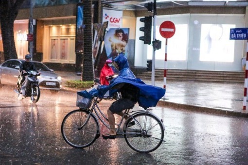 Đêm 15-3, nhiều khu vực trong cả nước đều có mưa dông, gió mạnh