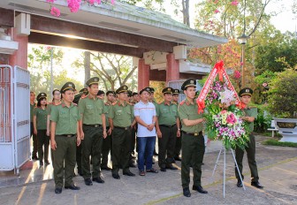 Đoàn khối ANND Công an tỉnh về nguồn tại Đồng Tháp