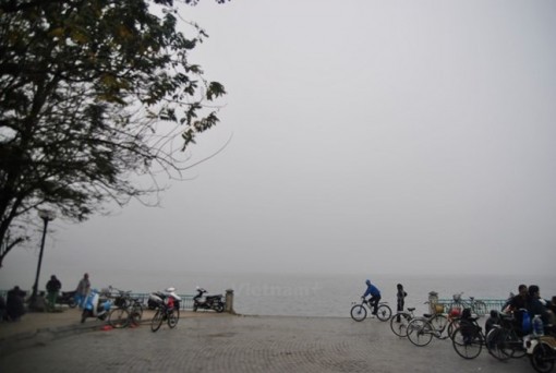 Bắc Bộ mưa ẩm, Tây Nguyên và Nam Bộ đề phòng tố, lốc