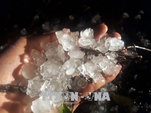 Mưa đá cường độ lớn kèm gió giật mạnh kéo dài ở Bắc Kạn