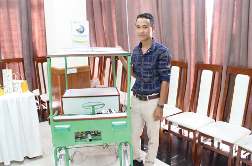 Thầy giáo trẻ với robot đa năng