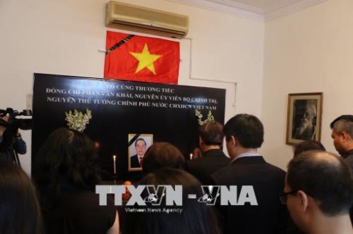 Thủ tướng Ahmed Ouyahia viếng tang lễ nguyên Thủ tướng Phan Văn Khải tại Algeria