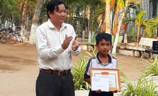 Đồng Tháp: 3 học sinh lớp 2 trả ví tiền và điện thoại cho người mất