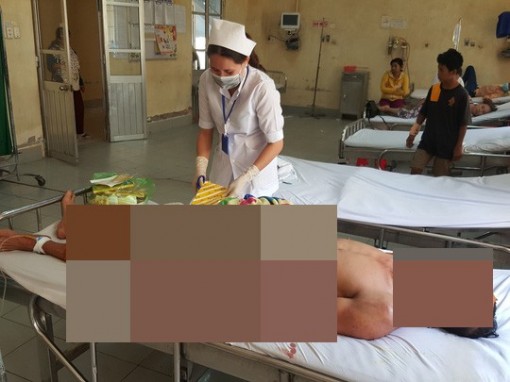 Tàu chở xăng dầu bốc cháy kinh hoàng, nhiều người bị thương